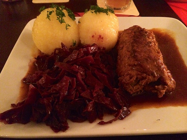 Lecker: Soja-Roulade mit Knödeln und Rotkohl